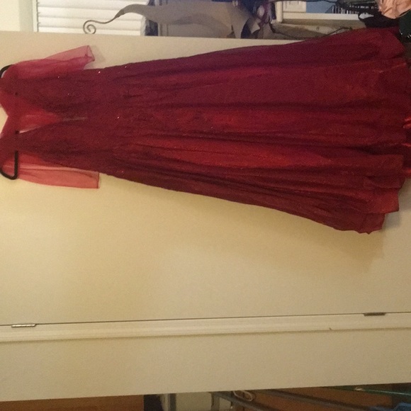 Red gown - Picture 2 of 2